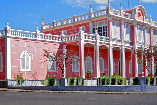 Palace in Mindelo. Image by Mickael T